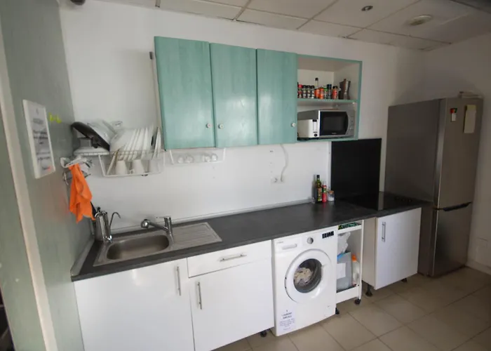 بيت شباب Tropical Work